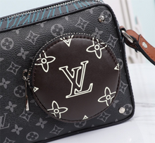 Load image into Gallery viewer, LOUIS VUITTON M69688 VOLGA ON STRAP
