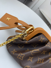 Load image into Gallery viewer, LOUIS VUITTON M66606 BOURSICOT
