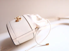 Load image into Gallery viewer, GUCCI 602118 1DBUG 2363
