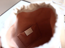 Load image into Gallery viewer, GUCCI 602118 1DBUG 2363
