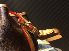 Load image into Gallery viewer, LOUIS VUITTON M57099 NOÉ PURSE
