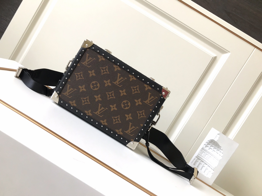 LOUIS VUITTON M20251 CLUTCH BOX