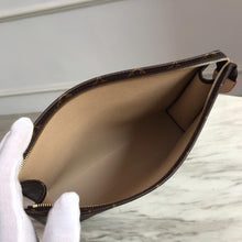 Load image into Gallery viewer, LOUIS VUITTON M30432 POCHETTE VOYAGE
