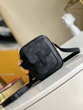 Load image into Gallery viewer, LOUIS VUITTON M69404 CHRISTOPHER
