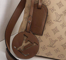 Load image into Gallery viewer, LOUIS VUITTON M56084 BEAUBOURG HOBO
