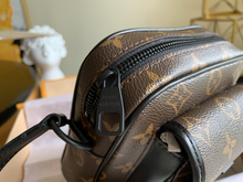 Load image into Gallery viewer, LOUIS VUITTON M69404 CHRISTOPHER
