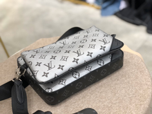Load image into Gallery viewer, LOUIS VUITTON M45320 District
