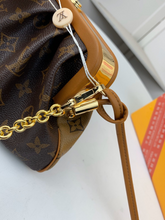 Load image into Gallery viewer, LOUIS VUITTON M66606 BOURSICOT
