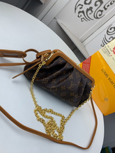 Load image into Gallery viewer, LOUIS VUITTON M66606 BOURSICOT
