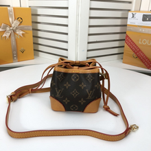 Load image into Gallery viewer, LOUIS VUITTON M57099 NOÉ PURSE
