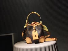 Load image into Gallery viewer, LOUIS VUITTON M57099 NOÉ PURSE
