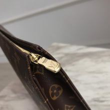 Load image into Gallery viewer, LOUIS VUITTON M30432 POCHETTE VOYAGE
