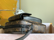 Load image into Gallery viewer, LOUIS VUITTON M69404 CHRISTOPHER
