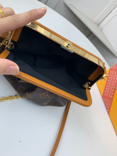 Load image into Gallery viewer, LOUIS VUITTON M66606 BOURSICOT
