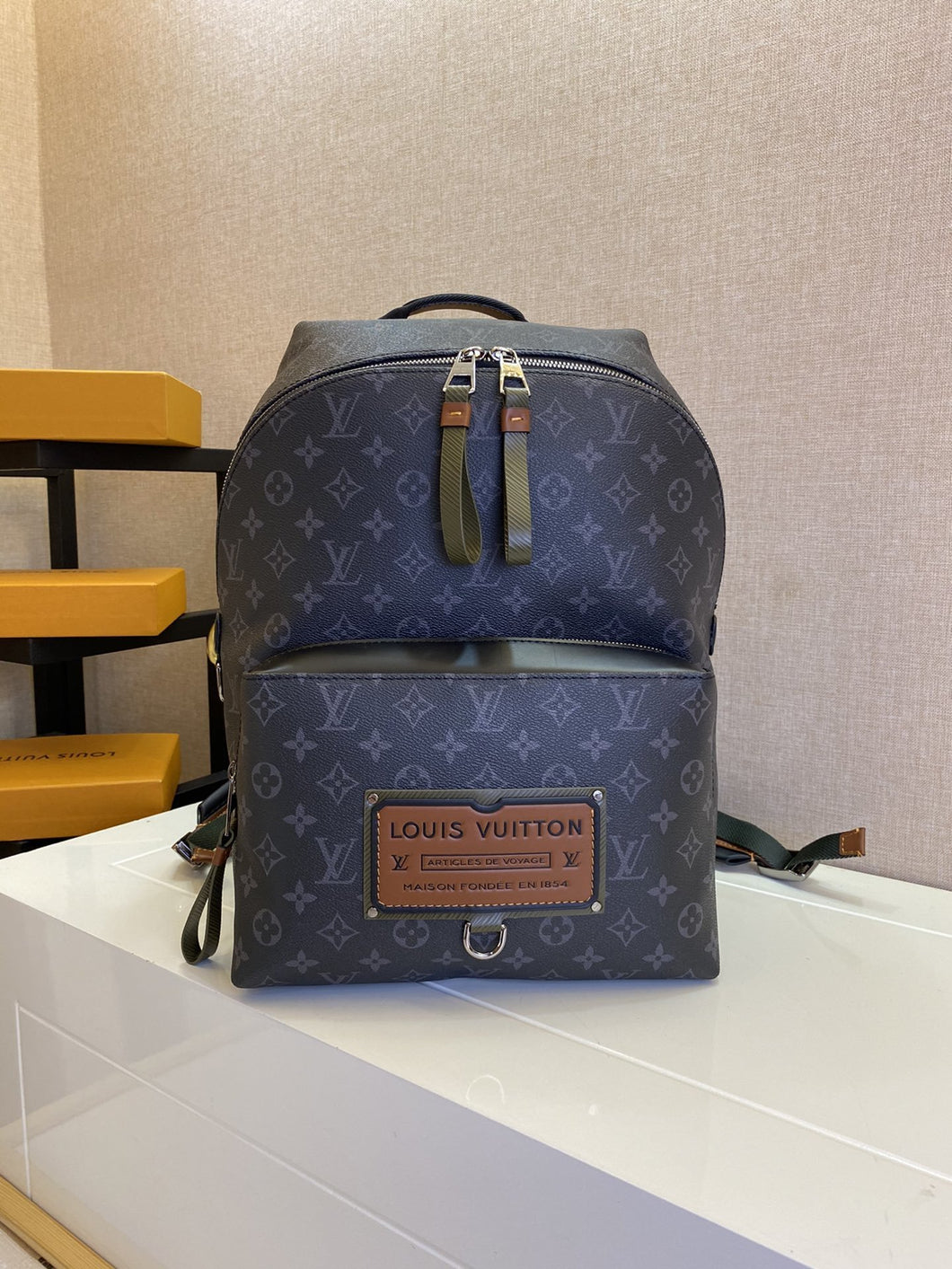 LOUIS VUITTON M45218 DISCOVERY