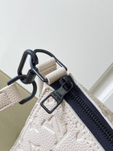 Load image into Gallery viewer, LOUIS VUITTON M55878 TRIANGLE
