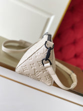 Load image into Gallery viewer, LOUIS VUITTON M55878 TRIANGLE
