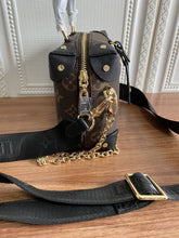 Load image into Gallery viewer, LOUIS VUITTON M45571 PETITE MALLE SOUPLE
