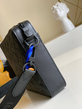 Load image into Gallery viewer, LOUIS VUITTON M69827 DUO
