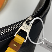 Load image into Gallery viewer, LOUIS VUITTON M69256 DISCOVERY POCHETTE
