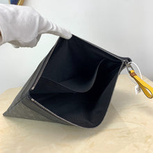 Load image into Gallery viewer, LOUIS VUITTON M69256 DISCOVERY POCHETTE
