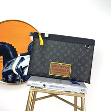 Load image into Gallery viewer, LOUIS VUITTON M69256 DISCOVERY POCHETTE
