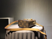 Load image into Gallery viewer, LOUIS VUITTON M61112 Phone box
