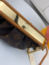 Load image into Gallery viewer, LOUIS VUITTON M66606 BOURSICOT
