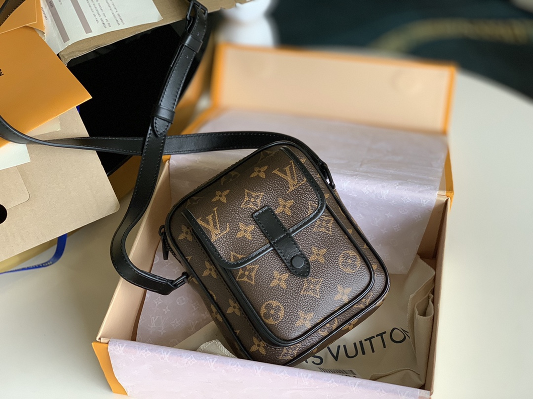 LOUIS VUITTON M69404 CHRISTOPHER