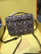 Load image into Gallery viewer, LOUIS VUITTON M57272 POCHETTE MÉTIS
