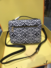 Load image into Gallery viewer, LOUIS VUITTON M57272 POCHETTE MÉTIS

