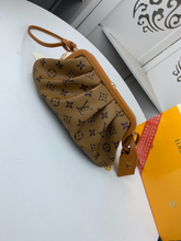 Load image into Gallery viewer, LOUIS VUITTON M66606 BOURSICOT
