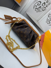 Load image into Gallery viewer, LOUIS VUITTON M66606 BOURSICOT
