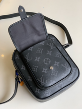 Load image into Gallery viewer, LOUIS VUITTON M69404 CHRISTOPHER
